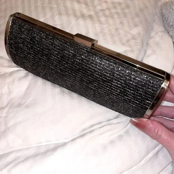 UNLISTED BLACK AND GOLD GLITTER OVAL CLUTCH WITH DETACHABLE CHAIN 8.5” x 3.5” - Picture 7 of 8